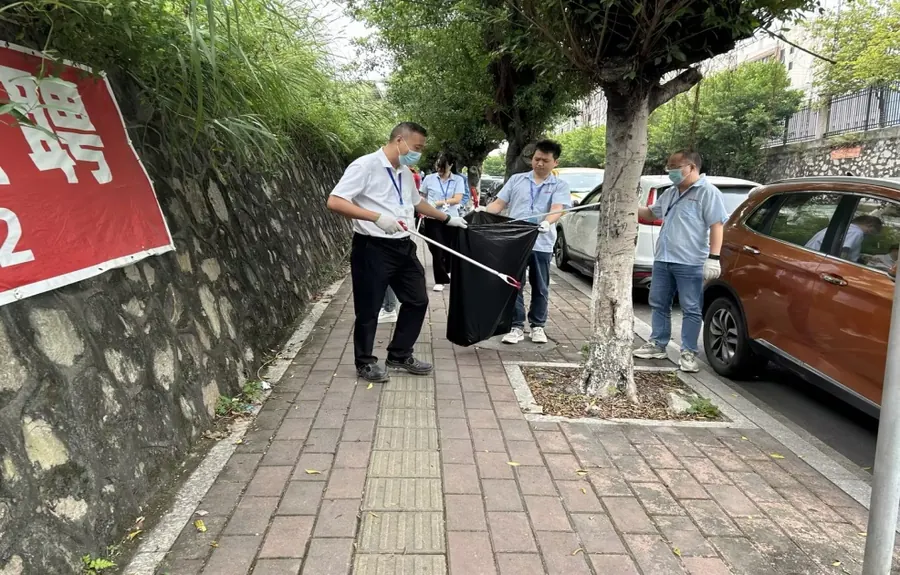 同仁参与社区环境清洁