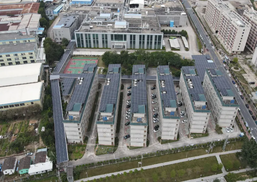 清遠廠空拍，屋頂設有太陽能板